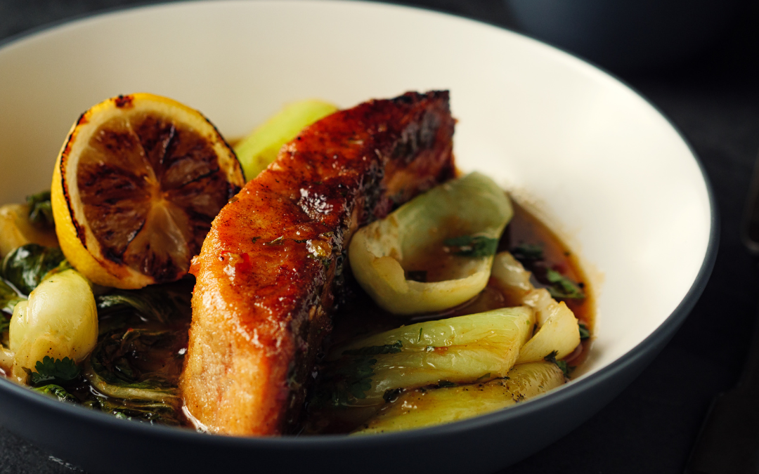 Gesundheitsbewusstes Teriyaki-Lachsfilet mit Pak Choi