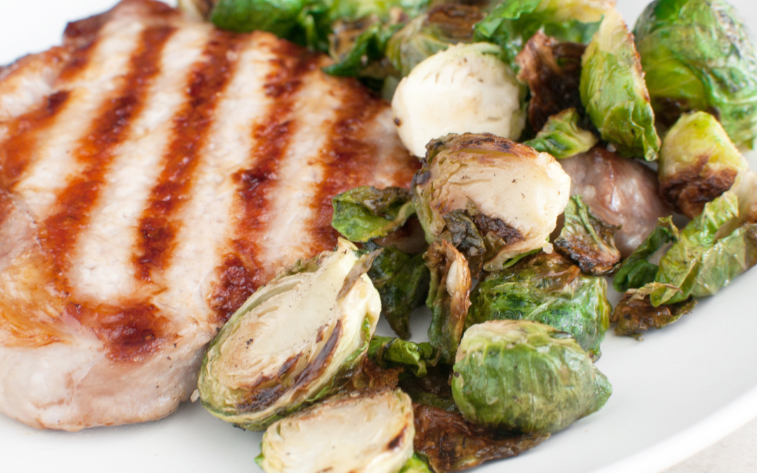 Vitalstoffreiches Schweinefilet mit Rosenkohl und Äpfeln