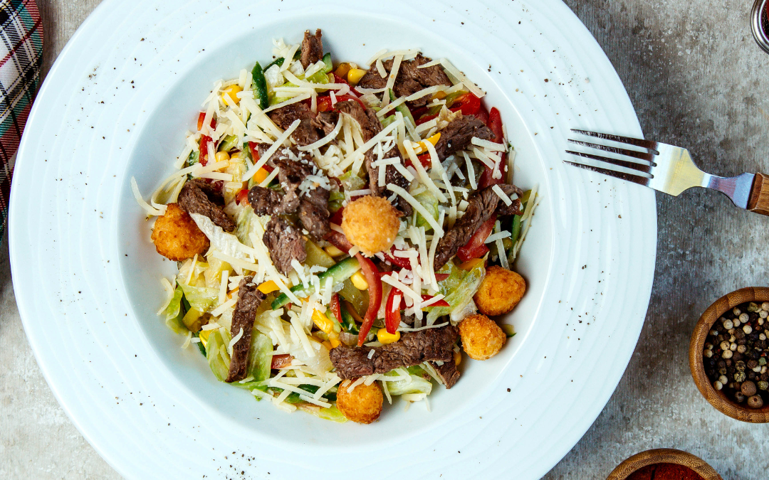 Vitalstoffreiche Rinderfiletstreifen mit Mangosalat