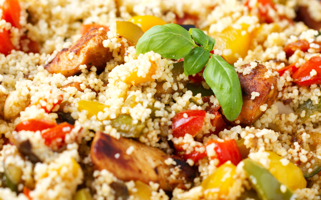Energiegeladene Puten-Couscous-Bowl mit Mandeln und Rosinen