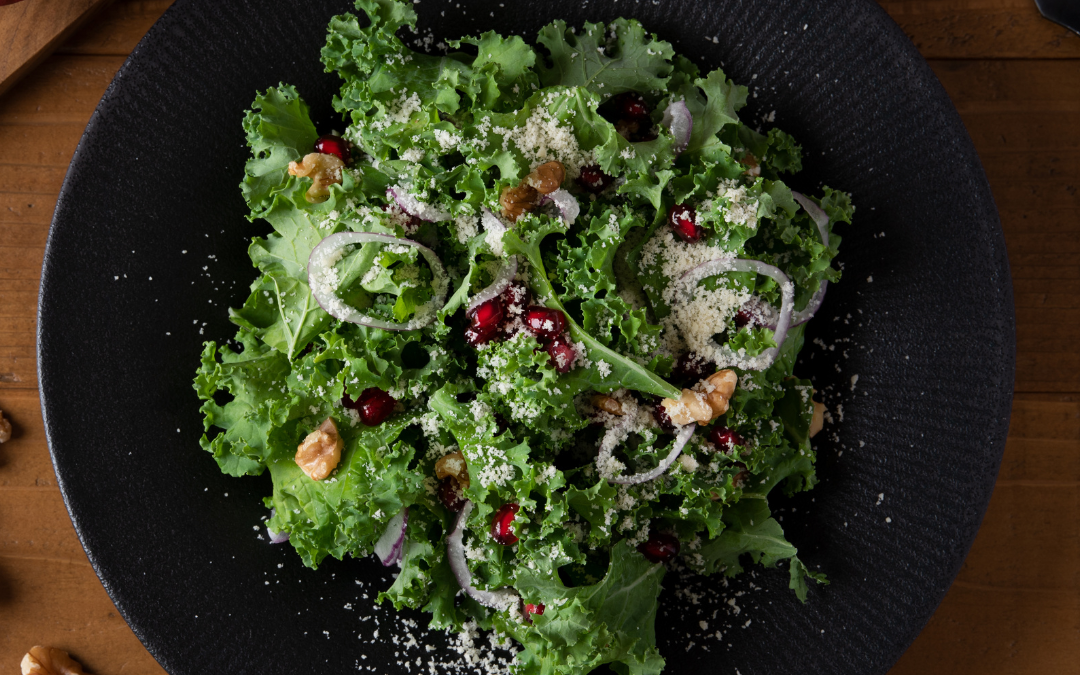 Vitalisierender Grünkohl-Salat mit Granatapfel und Walnüssen