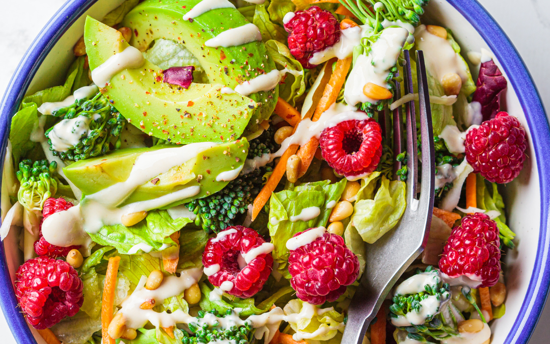 Vitalstoffreicher Brokkoli-Cashew-Salat mit Tahini-Dressing