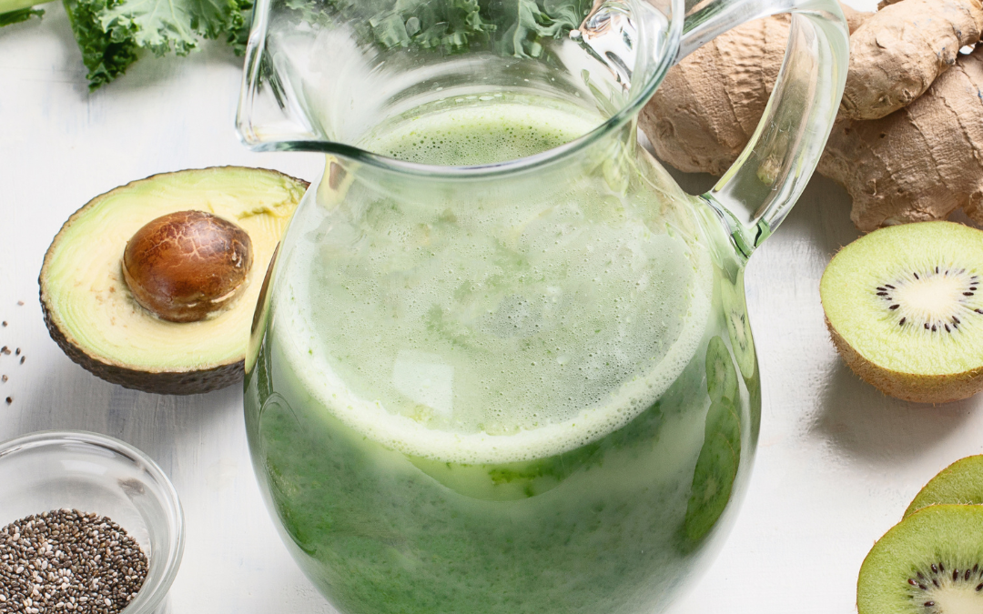 Gesundheitsfördernde Grünkohl-Smoothie mit Apfel und Ingwer
