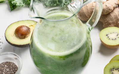Gesundheitsfördernde Grünkohl-Smoothie mit Apfel und Ingwer