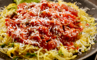 Kalorienarmer Spaghetti-Kürbis mit Tomatensauce
