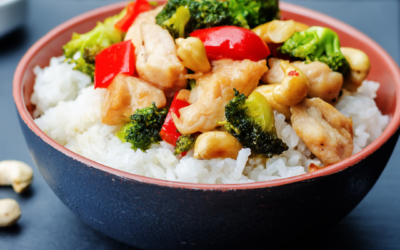 Fitnessorientierte Hühnchen-Brokkoli-Pfanne mit Cashewkernen