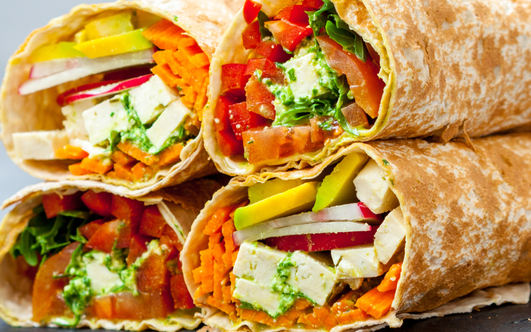Sattmachende Vollkornwraps mit Hummus und Gemüse