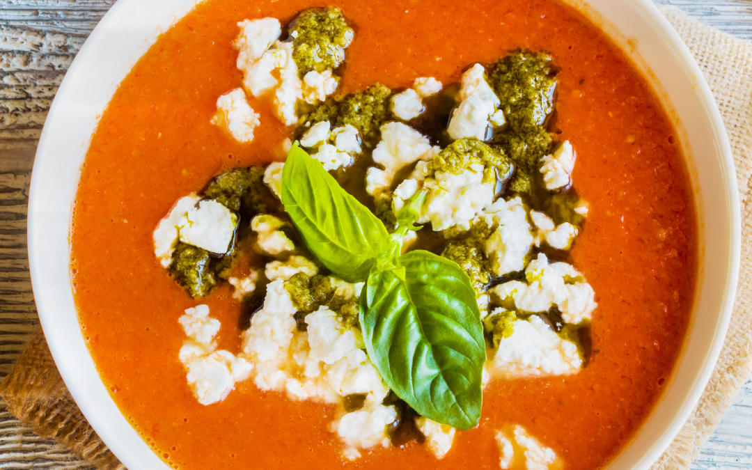 Kalorienarme Tomatensuppe mit Basilikum und Feta