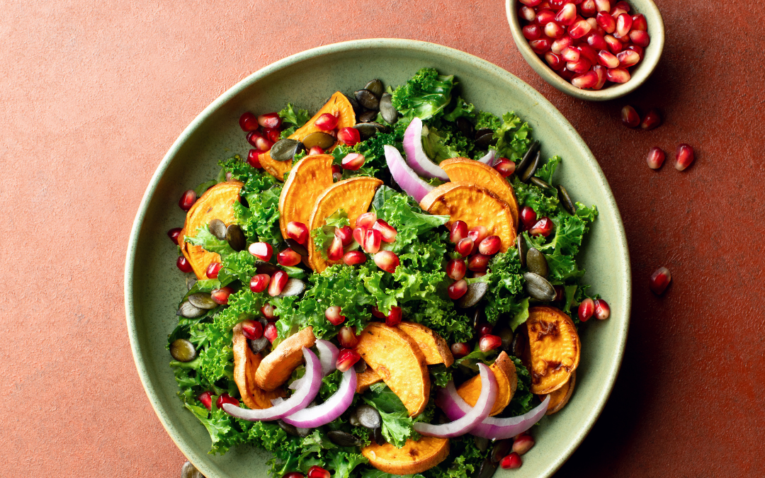 Superfood-Salat mit Grünkohl, Süßkartoffeln und Kürbiskernen