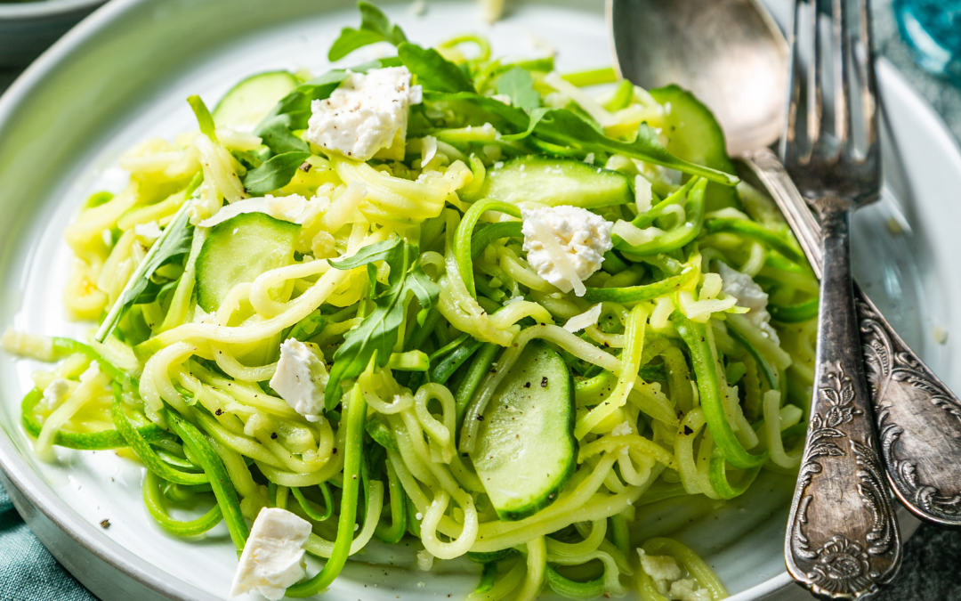 Frischekick-Zoodles mit Avocado-Pesto und Pinienkernen
