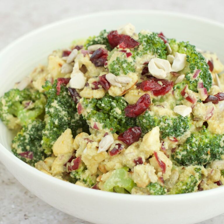 Energiegeladener Brokkoli-Salat mit Mandeln und Cranberries