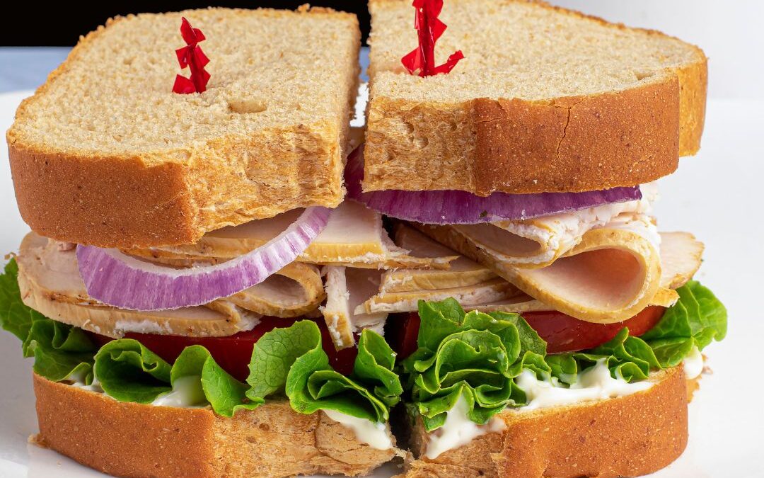 Vitalstoffreiches Puten-Sandwich mit Hummus und Gurke